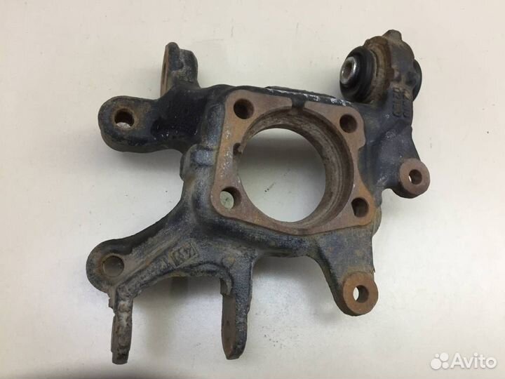 Кулак поворотный задний правый Toyota Auris E150 2