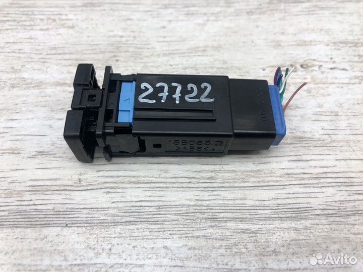 Кнопка обогрева сидений Toyota Yaris Hibrid