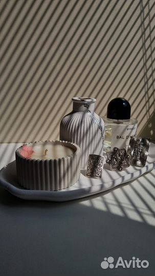 Ваза для цветов, свеча и поднос