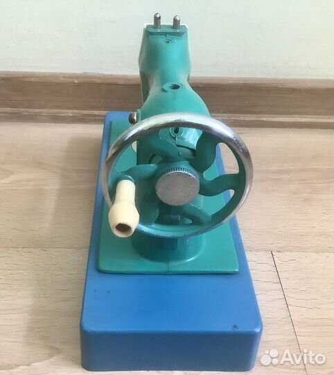 Игрушечная швейная машинка