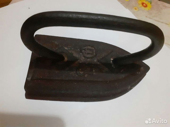 Старинный утюг в коллекцию или для интерьера