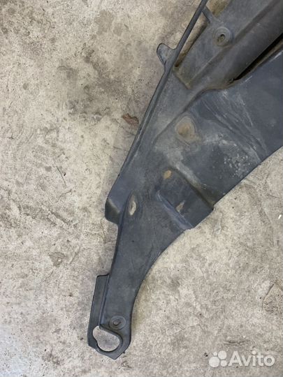 Пластиковая панель на camry 40