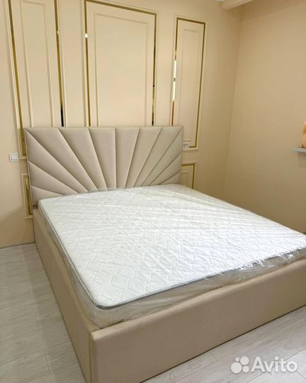 Белая кровать