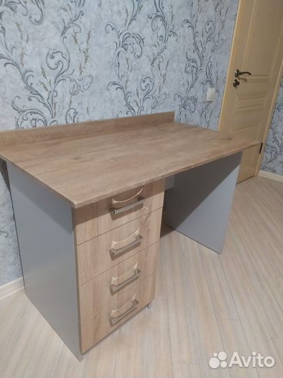 Письменный стол