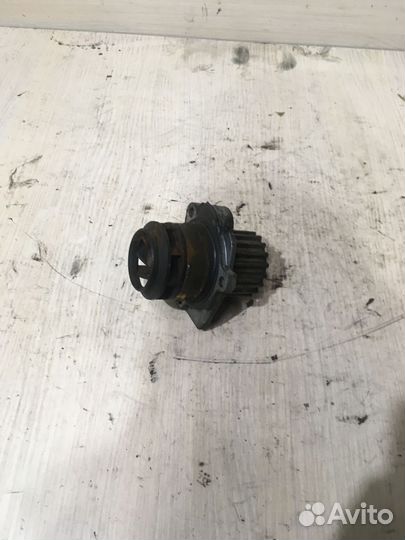 Насос охлаждения помпа Тоуран 045121019d