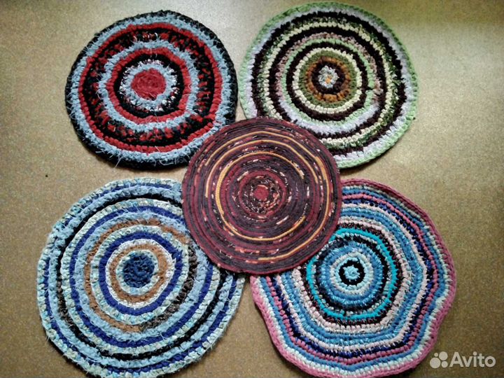 Вязанный коврик ручной работы