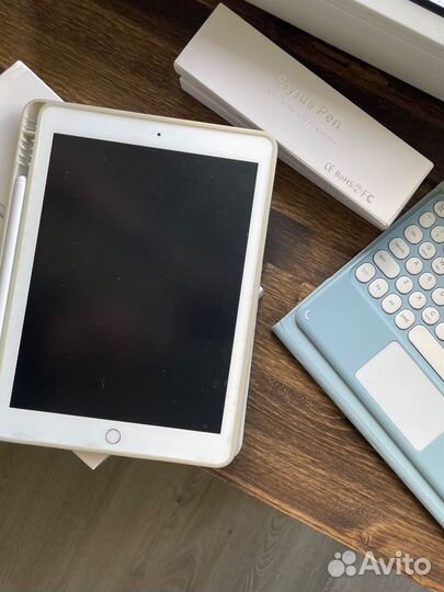 iPad 2018 128gb + стилус и 2 чехла