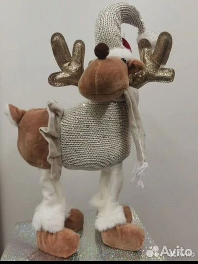 Новогодний олень под елку