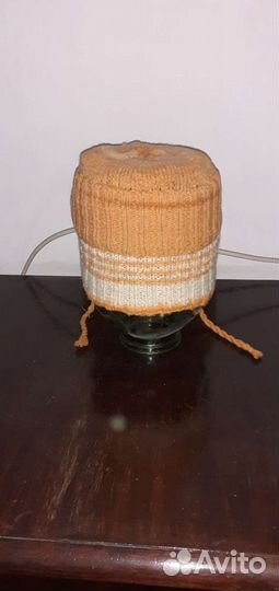 Шапка зимняя оранжево-белая с веревочками