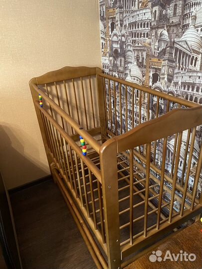 Кроватка детская с маятником и матрасом