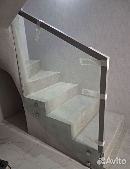 Стеклянное ограждение лестницы