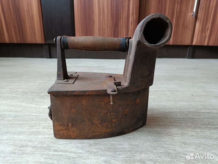 Утюг с трубой угольный старинный