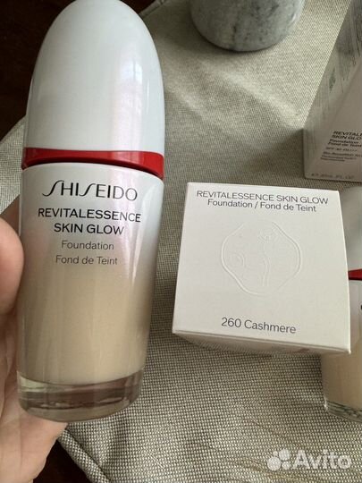 Тональный крем Shiseido Revitalessence Skin Glow