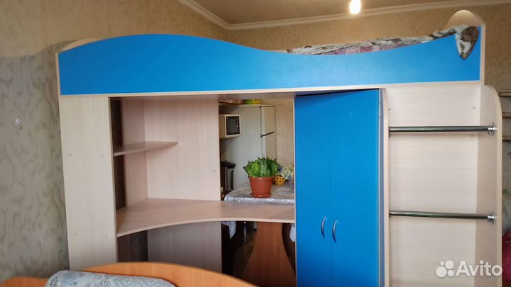Детская кровать чердак со столом и шкафом