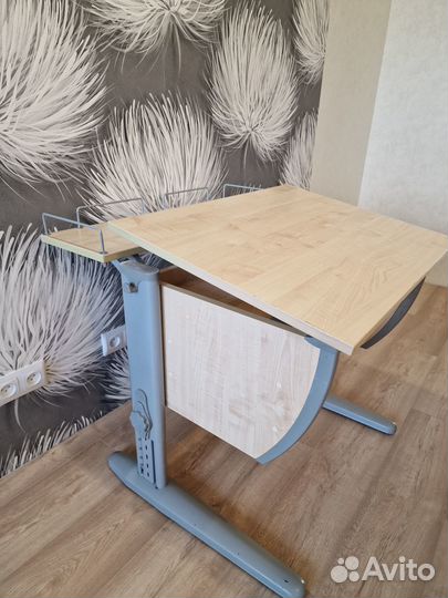 Детский письменный стол, парта