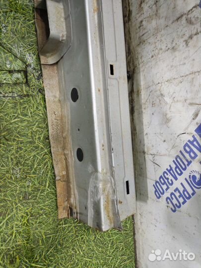 Центральная стойка кузова правая Nissan Tiida