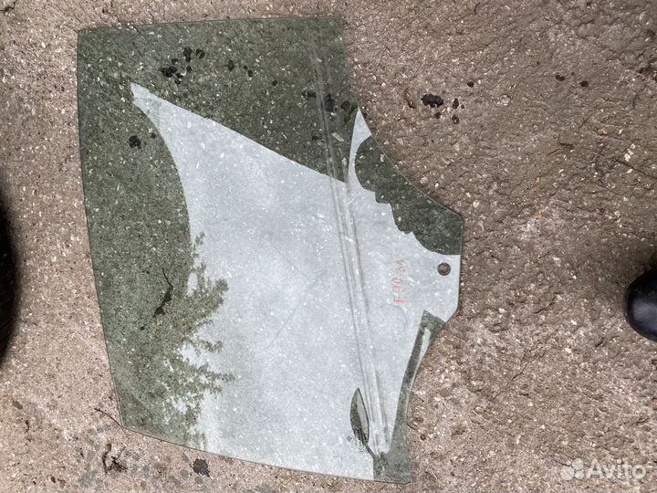 Стекло задней двери LH bmw e90