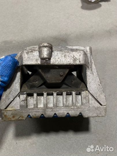 Опора двигателя правая Skoda Octavia лифтбек А5