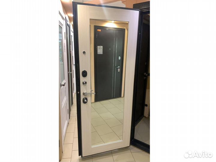 Входная дверь в квартиру с зеркалом