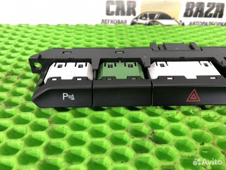 Кнопка аварийной сигнализации Volkswagen Passat