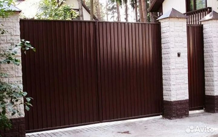 Забор металлический с металлическими столбами каче