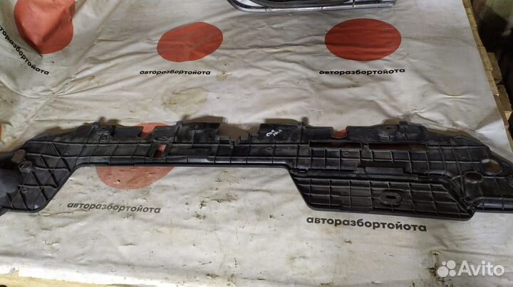 Накладка радиатора верхняя Toyota Corolla 150