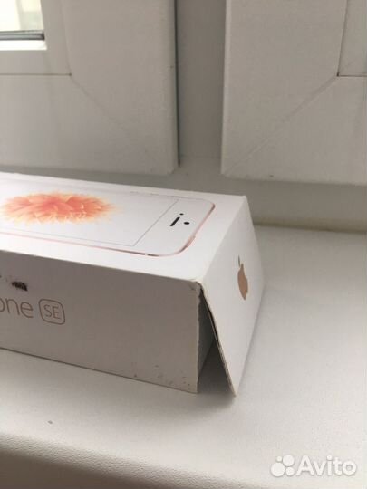 Пустая коробка от iPhone 5 SE