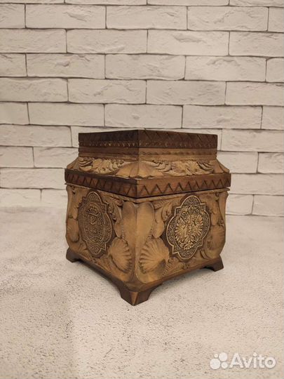 Шкатулка резная деревянная