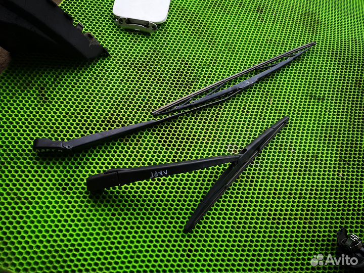 Поводок дворника на LADA Largus 2012-н.в