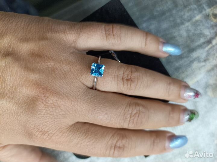 Золотые серьги и кольцо с топазом