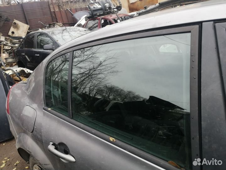 Стекло двери на renault megane 2