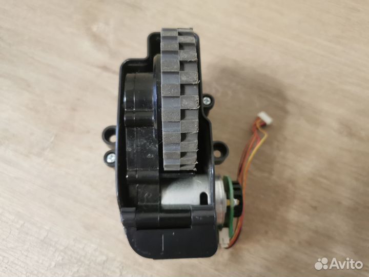 Левое колесо для роот пылесоса ilife v50 pro