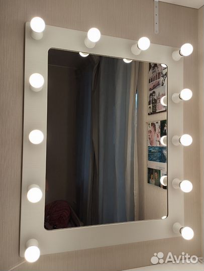 Гримерное зеркало с лампочками