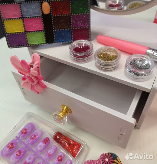 Подарочный набор косметики и маникюра для девочки