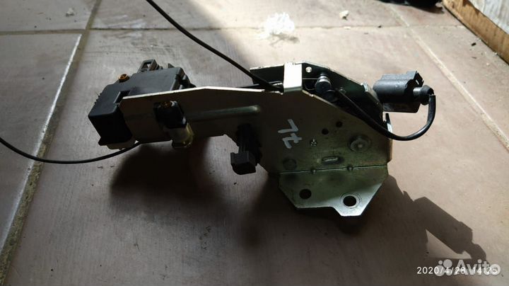 Замок стекла багажника Touareg 7L 03-10