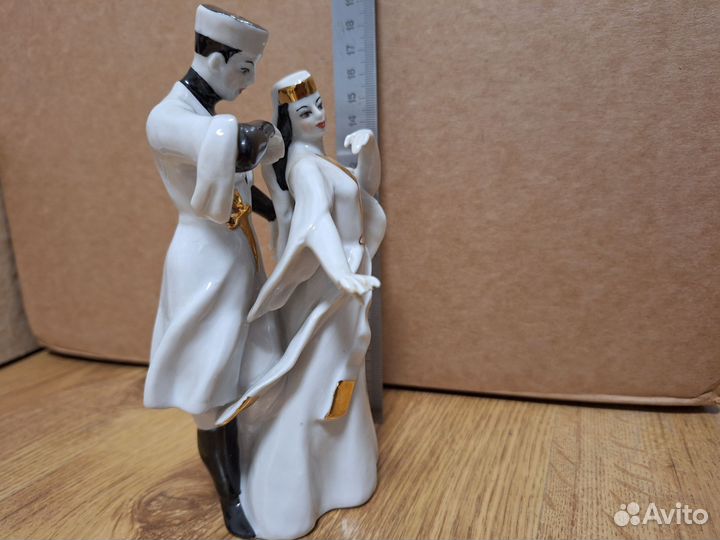 Лизгинка фарфор статуэтка СССР советская
