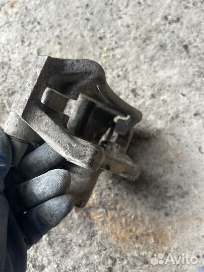 Суппорт тормозной левый audi 80