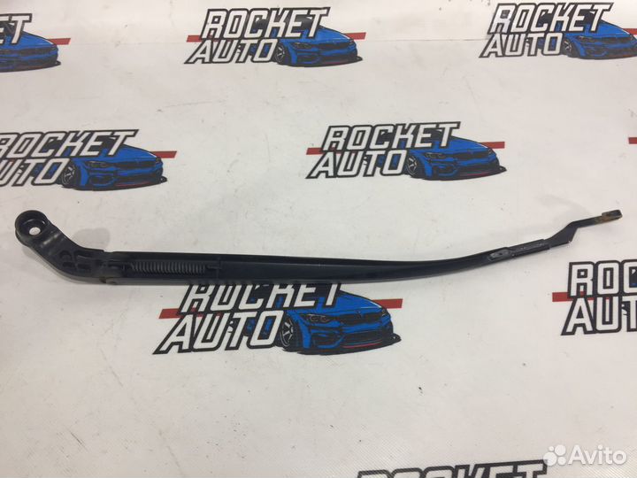 Поводок стеклоочистителя правый Lexus LS460L