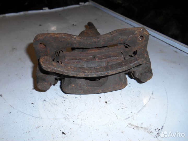 Задний левый суппорт Mitsubishi Galant