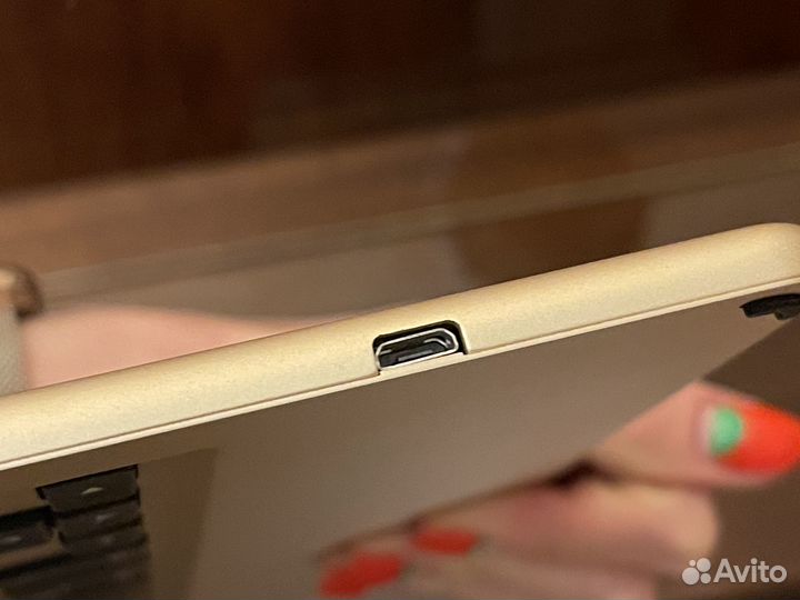 Клавиатура с креплением для планшета