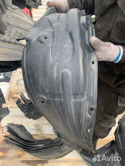 Подкрылок передний правый Toyota Caldina ST210