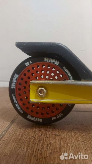 Трюковой самокат Razor Beast