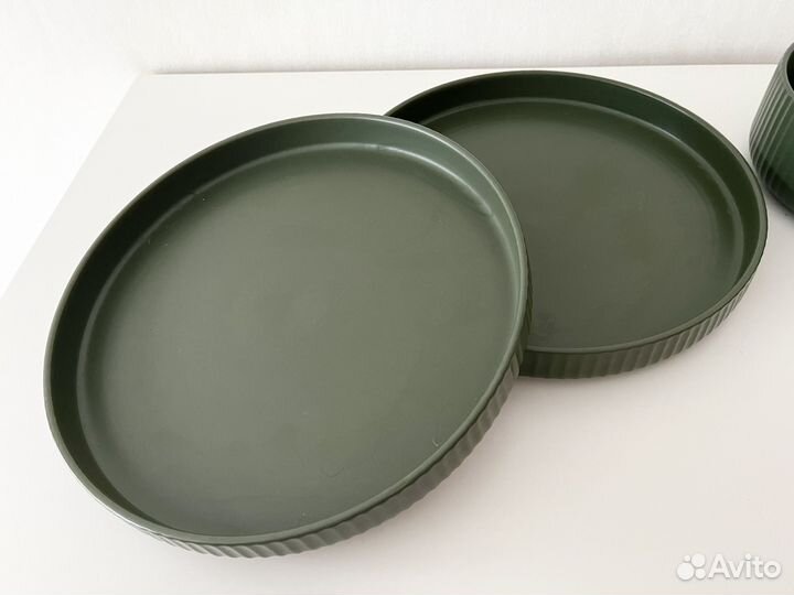 Набор посуды: тарелки и салатники