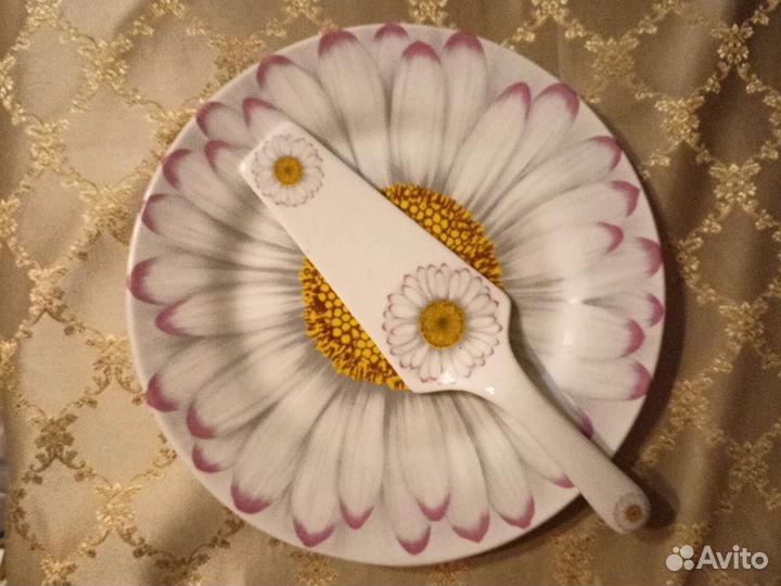 Блюдо с лопаткой