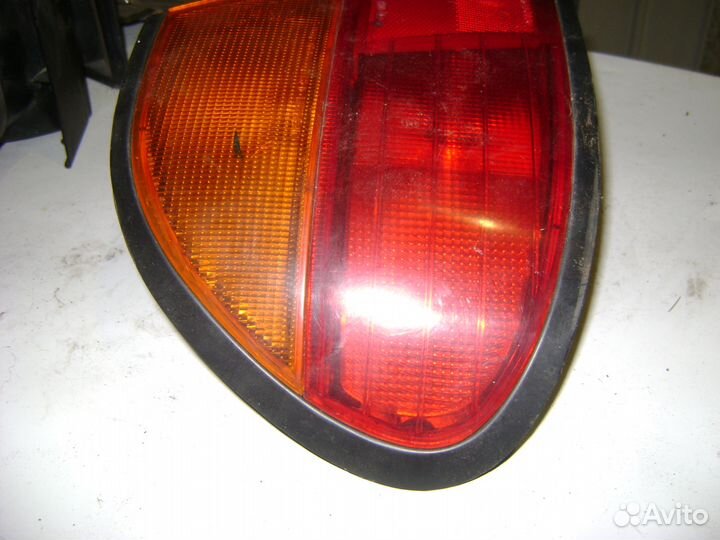 Фонарь внешний левый Nissan Almera N15