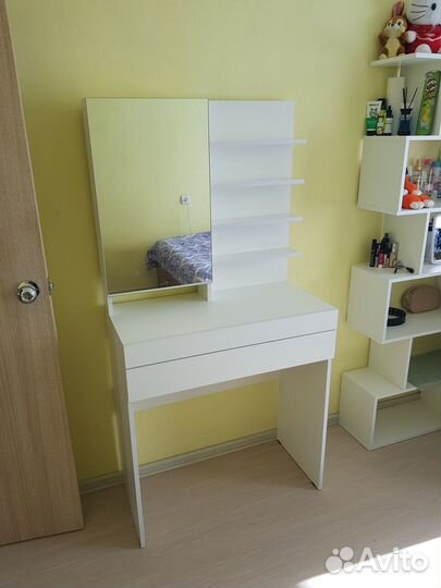 Белый косметический стол