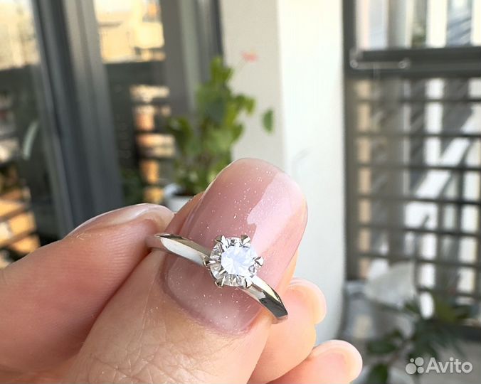 Золотое кольцо с бриллиантом