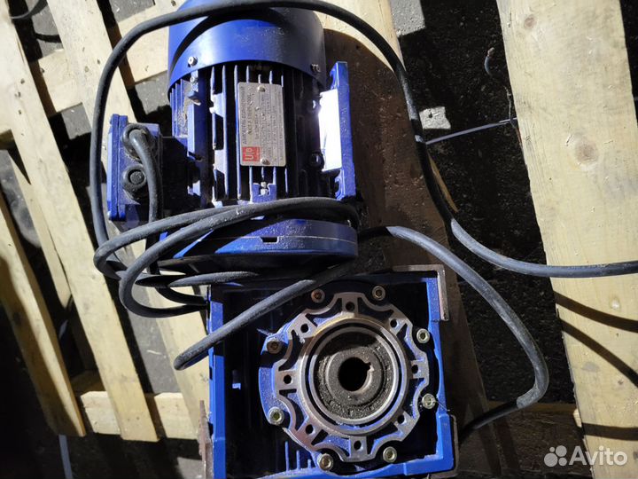 Электродвигатель с редуктором