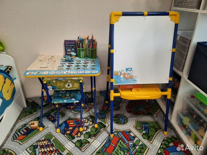 Стол, стул и мольберт