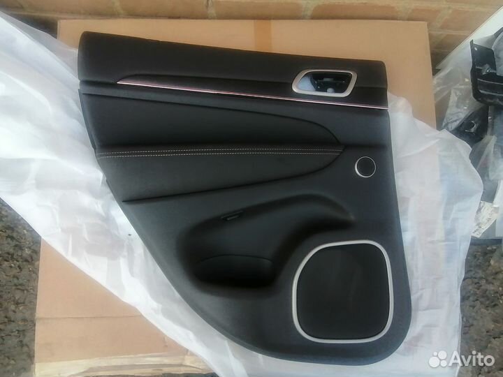 Обшивка задней левой двери Jeep Grand Cherokee WK2